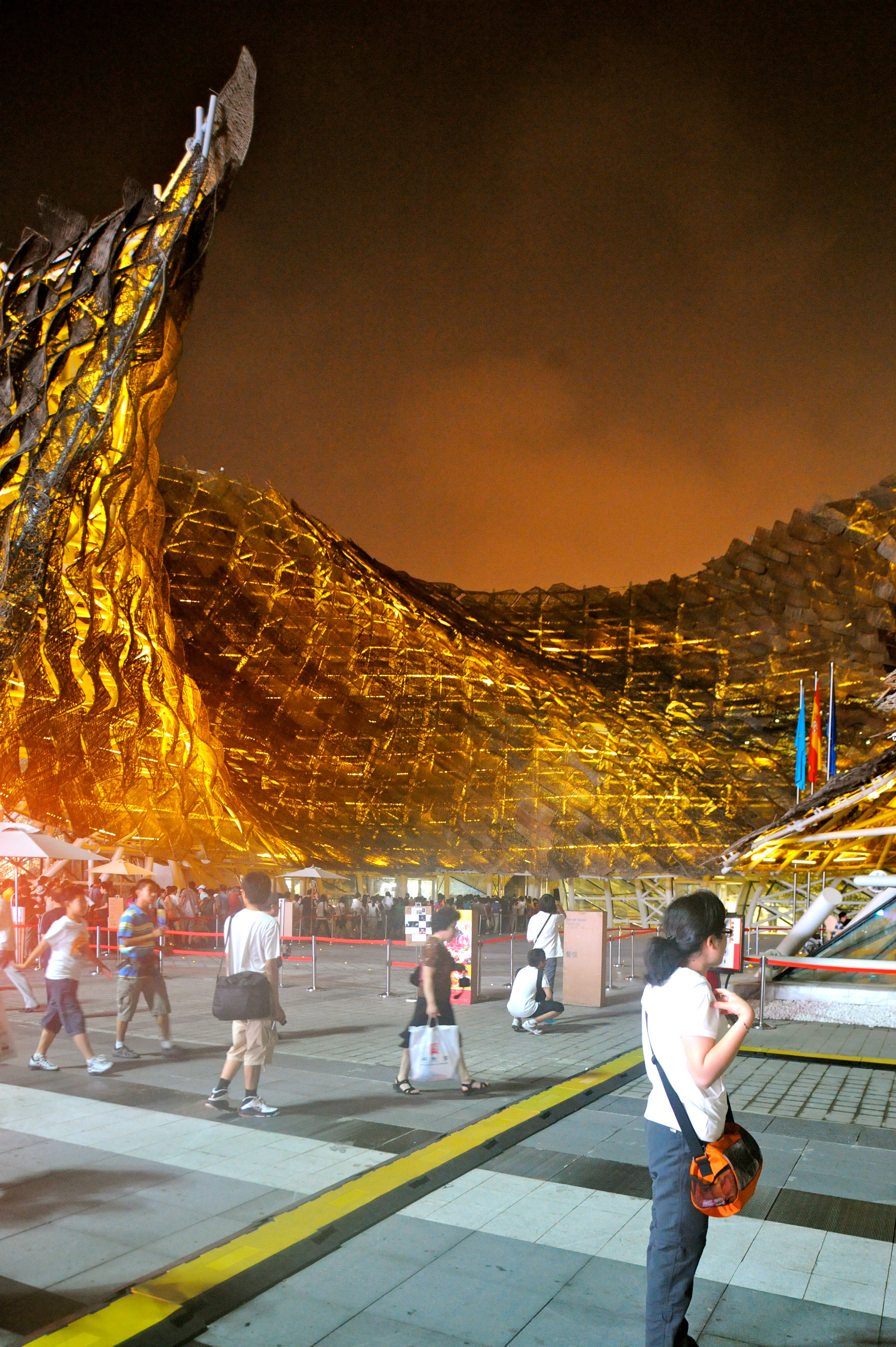 Spain's pavilion also looks great at night with the texture of the basket weave accentuated by the light.