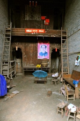 DSC_5167 Though deteriorated, some of the interior spaces are quite grand. Mao still rules out here.