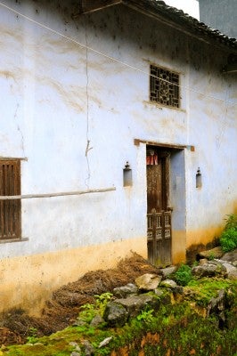 DSC_5383 Some houses are freshly plastered and relatively well maintained.