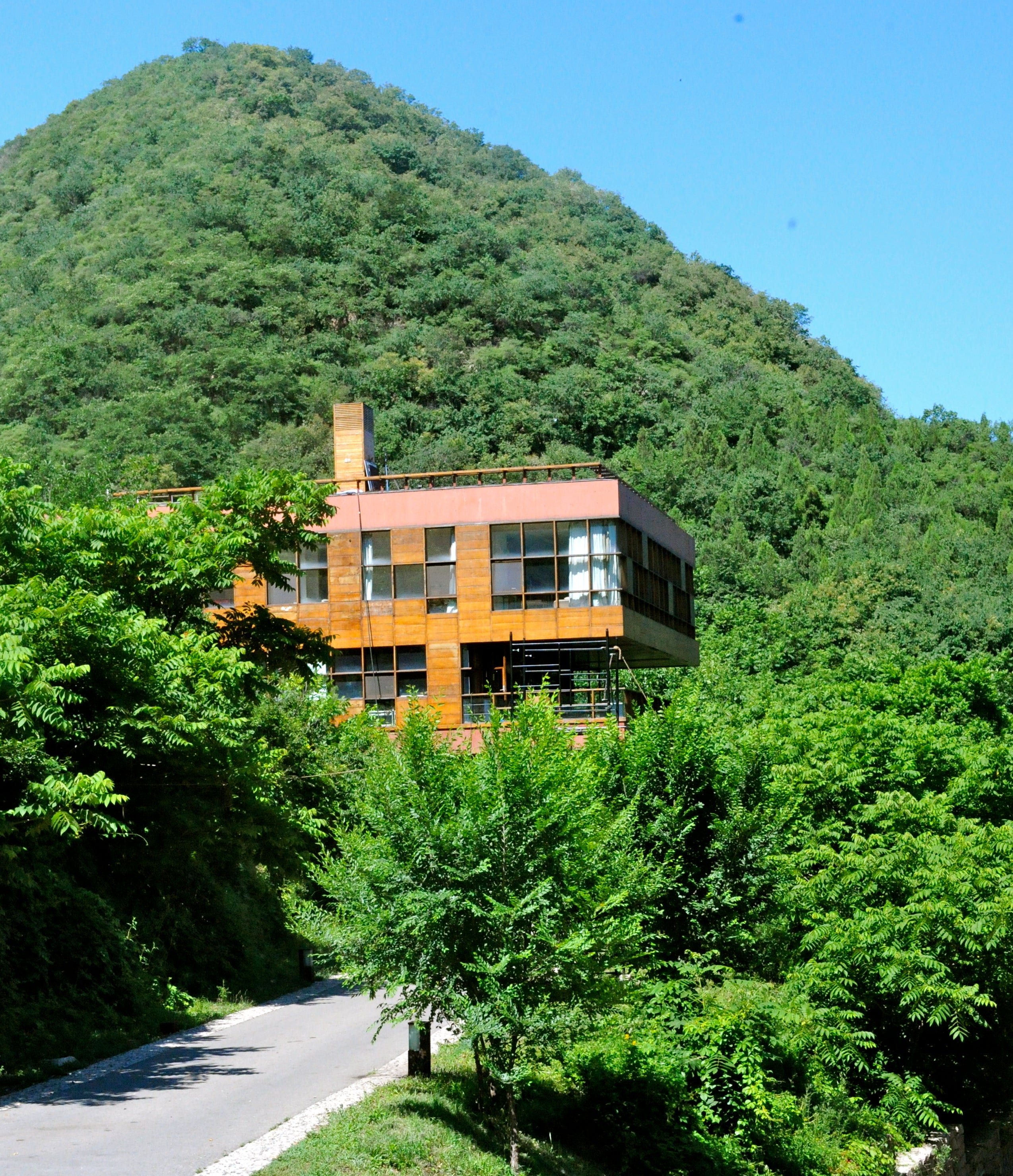 Cantilever House by Antonio Ochoa from China