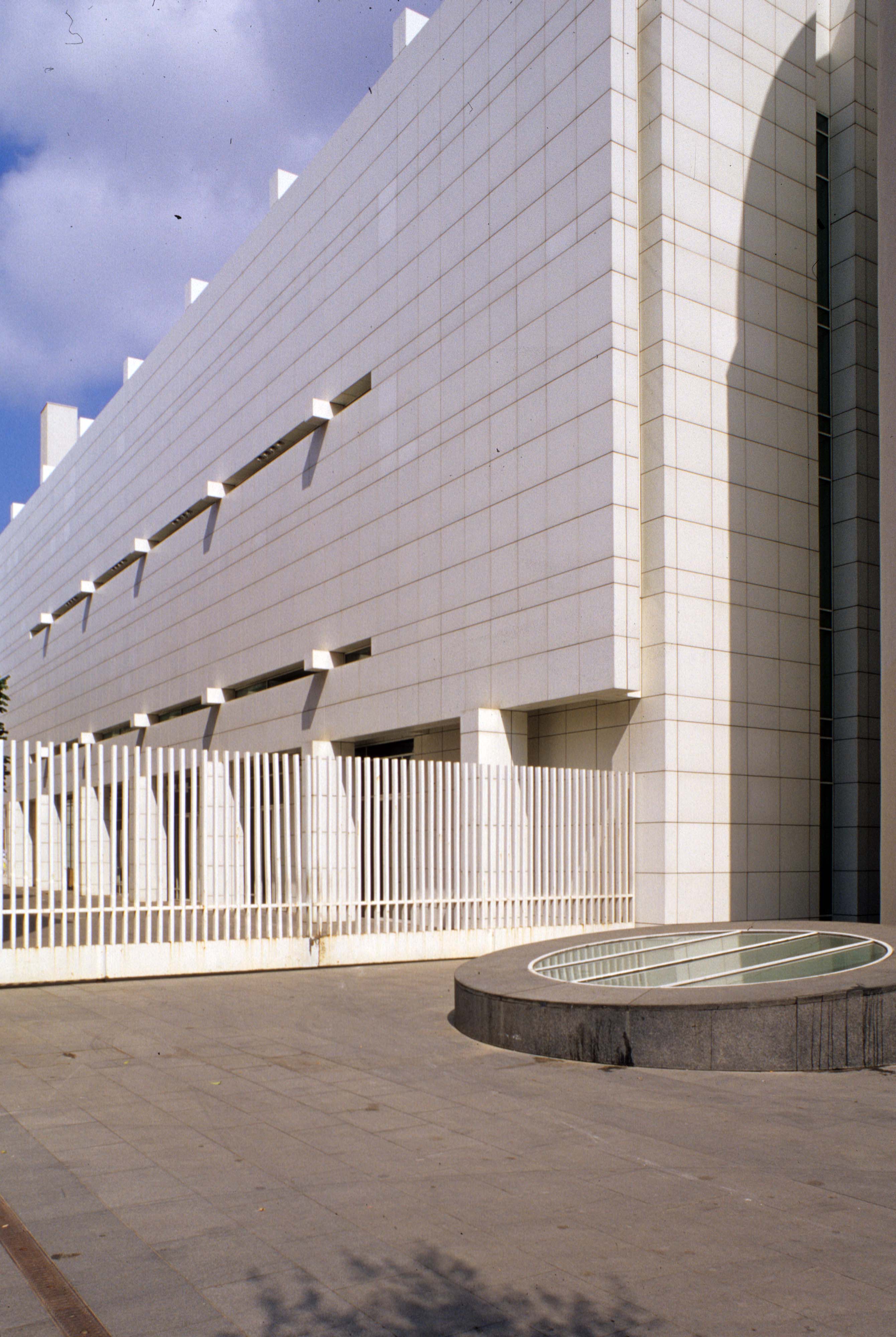 Barcelona Museum of Contemporary Art - Larry Speck
