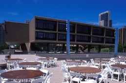 Milwaukee County War Memorial and Milwaukee Art Center in Milwaukee, Wisconsin by architect Eero Saarinen