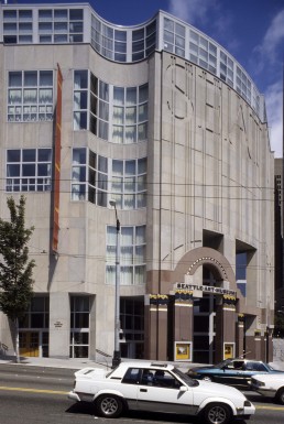 Seattle Art Museum in Seattle, Washington by architects Robert Venturi, Schott Brown
