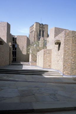 Ezra Stiles and Samuel F.B. Morse Colleges in New Haven, Connecticut by architect Eero Saarinen
