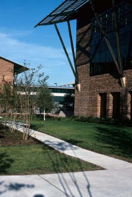 Burlington Northern Santa Fe Headquarters in Fort Worth, Texas by architect Lake-Flato Architects