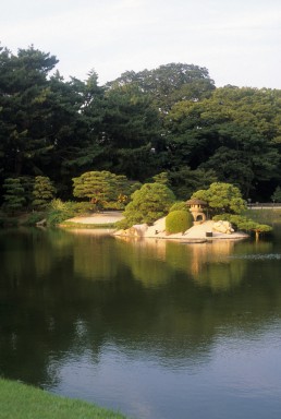 Koraku-en Garden in Okayama, Japan by architect Ikeda Tsunamasa