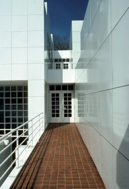Hartford Seminary in Hartford, Connecticut by architect Richard Meier