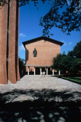 Trinity University, Trinity Chapel in San Antonio, Texas by architect O'Neil Ford