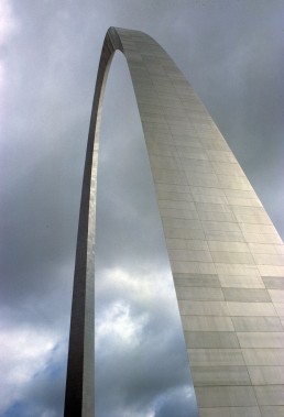 Gateway Arch in St. Louis, Missouri by architect Eero Saarinen