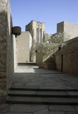 Morse and Stiles Hall, Yale University in New Haven, Connecticut by architect Eero Saarinen