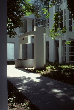 Frankfurt Museum for the Decorative Arts in Frankfurt, Germany by architect Richard Meier