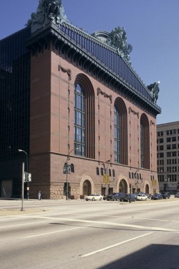 Harold Washington Library in Chicago, Illinois by architect Hammond Beeby and Babka