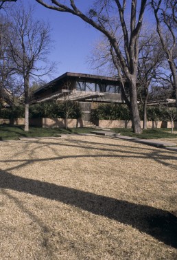 Hexter House in Dallas, Texas by architect Harrell and Hamilton