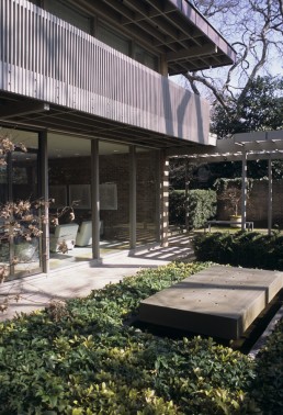 Hexter House in Dallas, Texas by architect Harrell and Hamilton